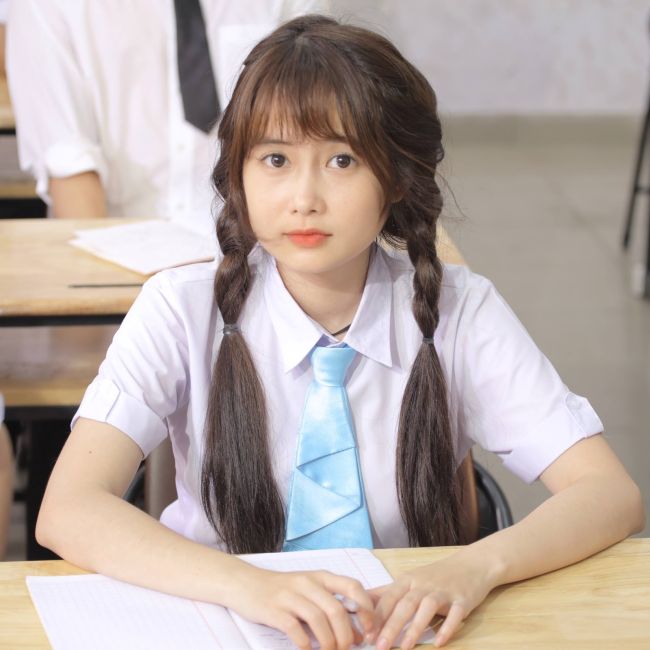 Trong bộ đồng phục học sinh, đôi mắt to tròn cùng má bầu phúng phính khiến Mai Quỳnh Anh vừa trẻ trung, vừa đáng yêu.
