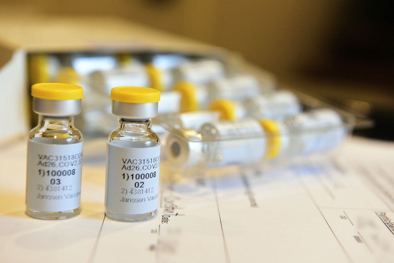 Hãng dược Johnson &amp; Johnson của Mỹ phải dừng thử nghiệm vắc xin Covid-19, chưa rõ ngày bắt đầu lại (ảnh: SCMP)