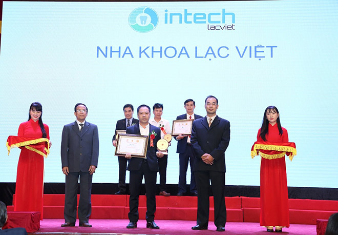Ths. Bs. Thái Khắc Vinh đại diện cho Lạc Việt Intech tham dự, nhận bằng khen và cúp của Top 10 sao vàng thương hiệu Việt Nam 2020