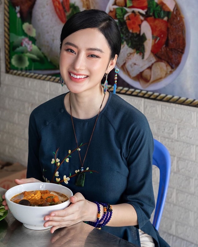 Tháng 3.2020, nữ diễn viên nhí thuở nào bất ngờ đăng tải hình ảnh tu tập và phát nguyện ăn chay trọn đời. Hình ảnh giản dị của Angela Phương Trinh khiến nhiều người thích thú. Thậm chí, một số fan còn nhận xét cô trông ngày càng đẹp, hiền hậu hơn.
