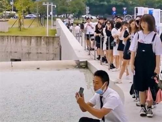 Bạn trẻ - Cuộc sống - Anh bảo vệ chụp ảnh quá đẹp khiến gái xinh nườm nượp xếp hàng nhờ