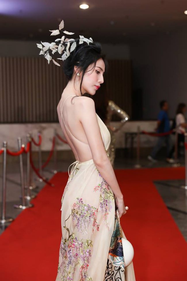 Lưng trần gợi cảm với hình ảnh "cô Tiên" trong đầm lụa tơ tằm của NTK Trần Hùng.

