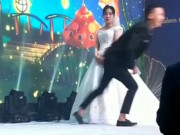 Bạn trẻ - Cuộc sống - Đang cử hành hôn lễ, chú rể vội vã bỏ chạy ra ngoài làm điều bất ngờ