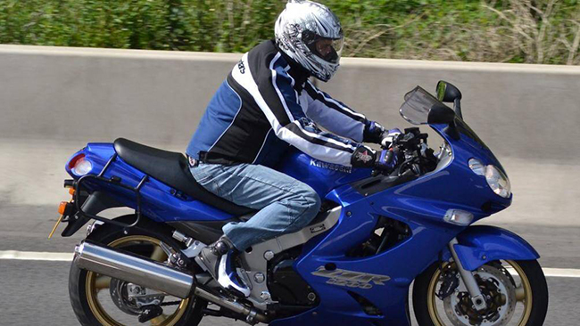 8. Kawasaki ZZR1200 2004 (vận tốc tối đa: 270 km/h)
