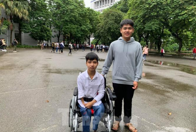 Tranh thủ thời gian, sáng nay, Ngô Văn Hiếu đến trường Đại học Bách khoa Hà Nội dự khai giảng năm học mới cùng Nguyễn Tất Minh. Ảnh N.H