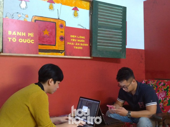 Bánh mì “cháy hàng” rất sớm, chủ quán khá bận bịu&nbsp;