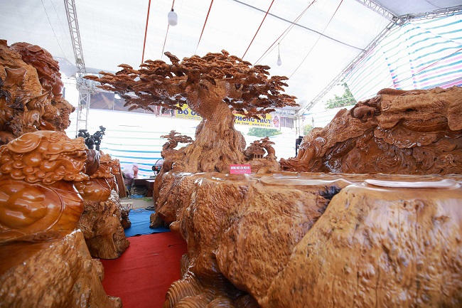 Tuy nhiên, chủ cửa hàng thẳng thắn chia sẻ: Rất vui vì nhận được sự quan tâm lớn từ mọi người, song thực chất với những bộ độc đáo như thế này, chị chỉ cần 1 -2 người thực sự muốn sở hữu nó.

