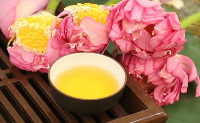 Trà sen là loại trà ướp hương sen – quốc hoa của Việt Nam. Đây cũng là 1 trong những loại trà đắt đỏ và thơm ngon nức tiếng ở nước ta.
