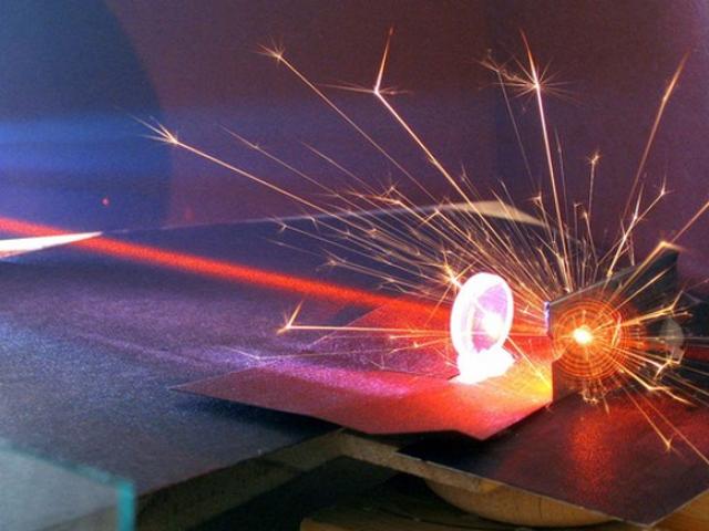 Media - Sức mạnh khủng khiếp của tia laser công suất lớn