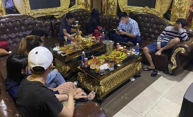 Gửi con cho nhân viên karaoke &#34;giữ giùm&#34;, vợ chồng trẻ cùng bạn phê ma tuý - 1