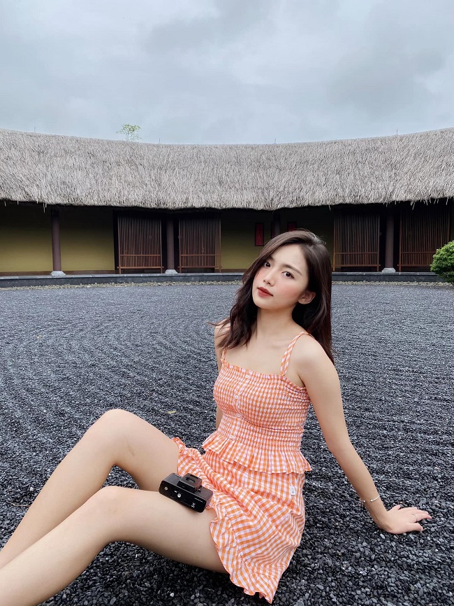Với vẻ ngoài xinh xắn, ngọt ngào, cô nàng lựa chọn cho mình phong cách ăn mặc và trang điểm dịu dàng, nữ tính chuẩn Hàn Quốc.
