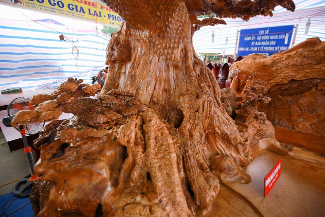 Tác phẩm “kỳ mộc” siêu to này được làm từ gỗ nu đinh.
