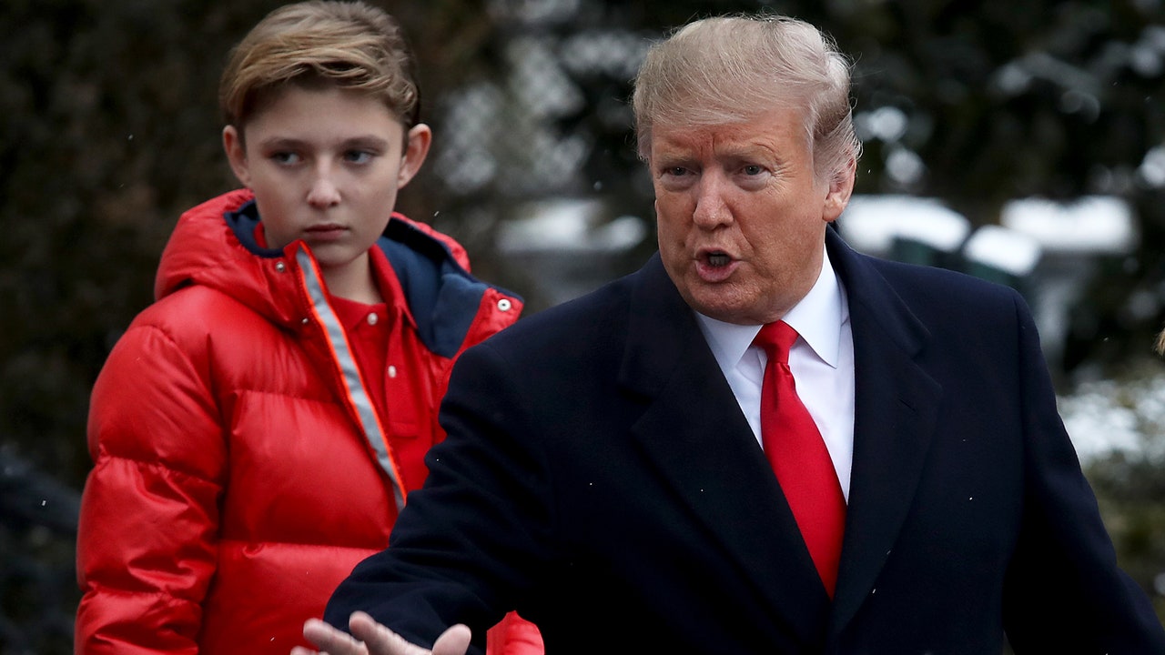 Đệ nhất phu nhân Mỹ xác nhận, con trai út Barron Trump (trái)&nbsp;nhiễm Covid-19. Ảnh: Varnity Fair