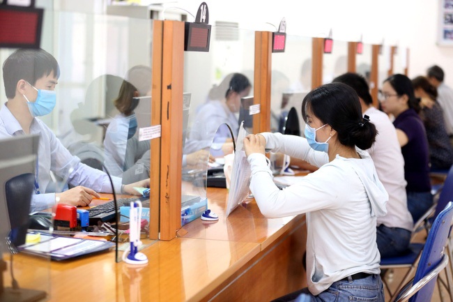 Lao động làm thủ tục đăng ký bảo hiểm thất nghiệp tại các quầy của Trung tâm Dịch vụ việc làm Hà Nội