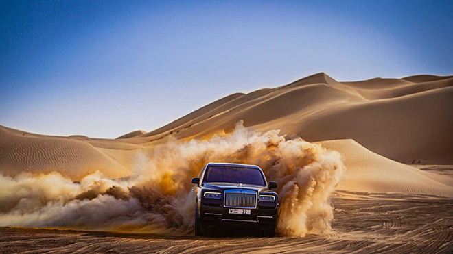 Xe "đại gia" Rolls-Royce Cullinan hơn 41 tỷ đồng off-road trên sa mạc - 3