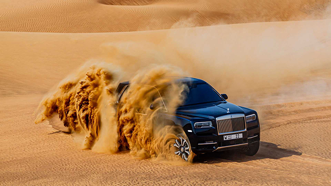 Xe &#34;đại gia&#34; Rolls-Royce Cullinan hơn 41 tỷ đồng off-road trên sa mạc - 1