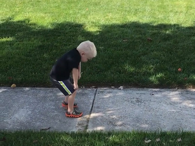 Cười 24H - Cậu bé hài hước nhảy múa theo hình nộm bơm hơi bên đường