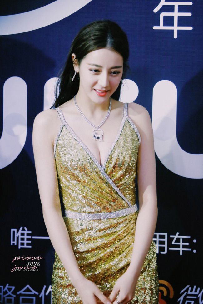 Mỗi sáng, Địch Lệ Nhiệt Ba sẽ dùng khăn ướt đắp lên mặt để làn da được bổ sung nước và hạ nhiệt.&nbsp;
