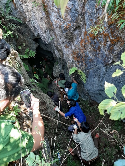 Lực lượng chức năng tìm kiếm và đưa nạn nhân lên khỏi hang