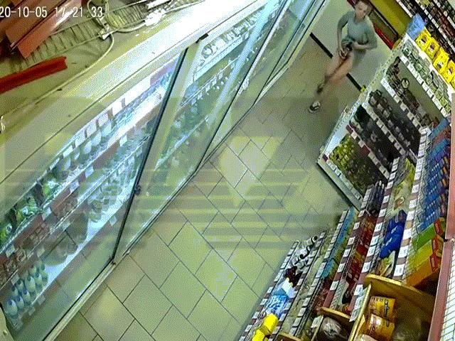 Phi thường - kỳ quặc - Video: Người phụ nữ vào cửa hàng trộm hàng loạt đồ, nhét dưới váy 