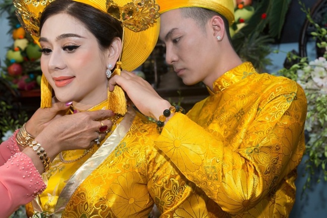 Năm 2017, Lâm Khánh Chi tổ chức đám cưới với chồng trẻ Nguyễn Phi Hùng. Trong ngày vui,  nữ ca sĩ được mẹ chồng tặng 500 triệu đồng tiền mặt, 6 chiếc kiềng, 1 dây chuyền, 1 vòng tay lớn bằng vàng, 1 đôi bông tai kim cương và một căn hộ tại quận 4 có giá trị lên đến 7 tỉ đồng.
