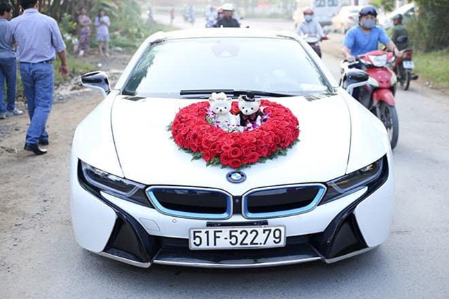 Trong đám cưới, Lâm Khanh Chi dùng chiếc BMW giá 7 tỷ trong lễ rước dâu khiến ai cũng trầm trồ.
