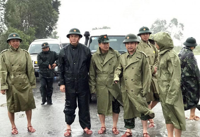 Thiếu tướng Nguyễn Văn Man thị sát tình hình mưa bão ở huyện Phong Điền. Ảnh: QK4