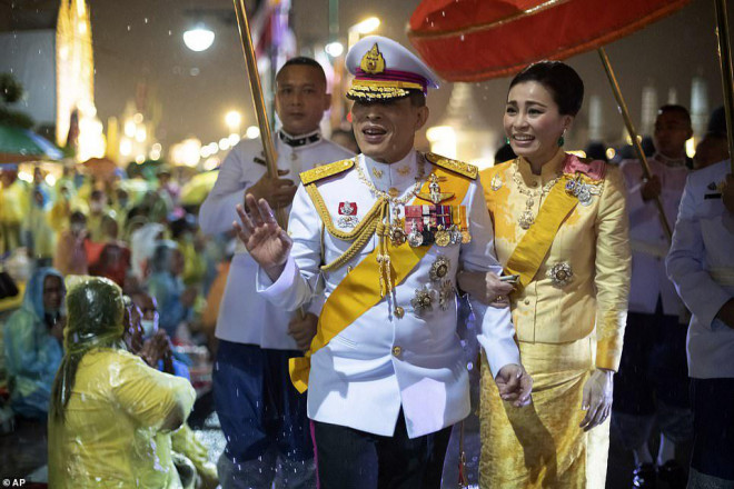 Xuất hiện tại sự kiện hoàng gia, Hoàng hậu Thái Lan khéo léo khẳng định vị thế trước Hoàng quý phi - 4