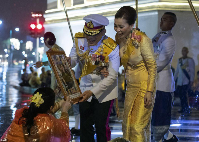 Xuất hiện tại sự kiện hoàng gia, Hoàng hậu Thái Lan khéo léo khẳng định vị thế trước Hoàng quý phi - 5