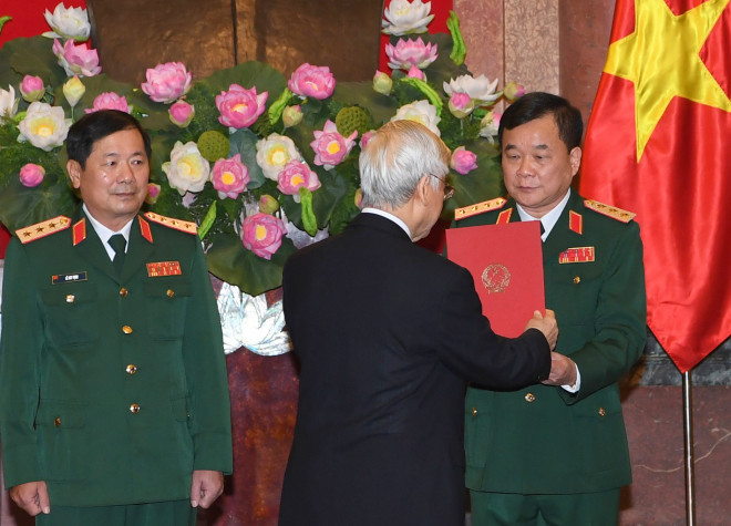 Tổng Bí thư, Chủ tịch nước trao Quyết định thăng quân hàm cho hai ông Hoàng Xuân Chiến và Lê Huy Vịnh