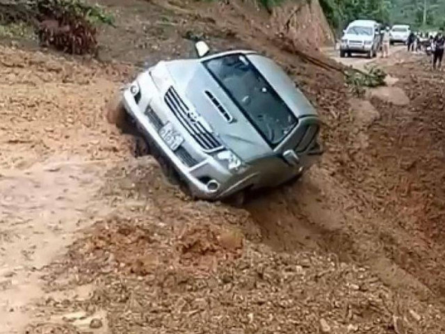 Ô tô - Cận cảnh Toyota Hilux bị đất lở chôn vùi trong mưa lũ ở Sơn La