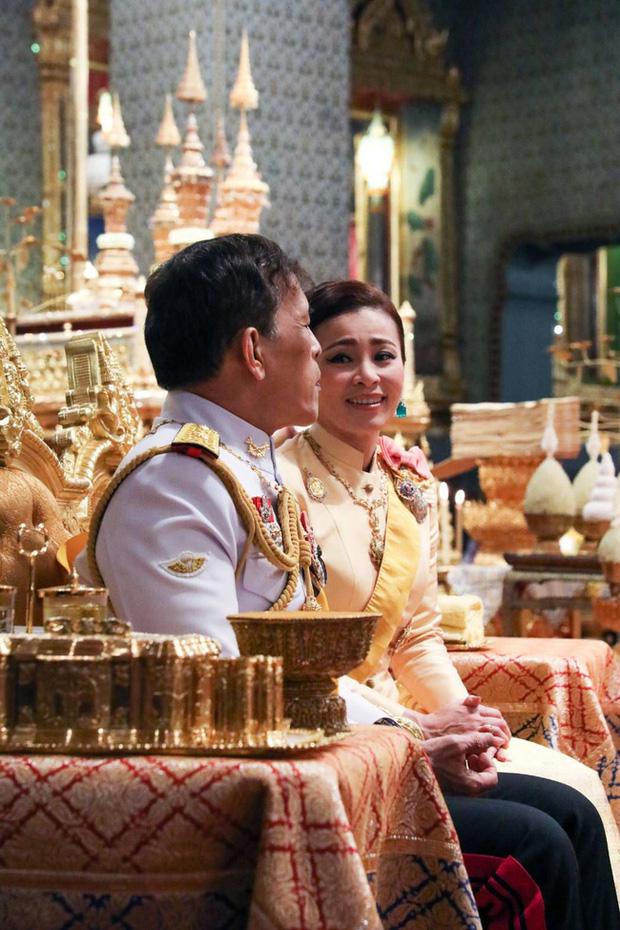 Vua Maha Vajiralongkorn đã chủ trì buổi lễ tưởng niệm ngày mất của cha ông. Ảnh: Khaosod