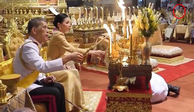 Hoàng quý phi ngồi từ xa nhìn Vua và Hoàng hậu tiến hành các nghi lễ. Ảnh: Sanook