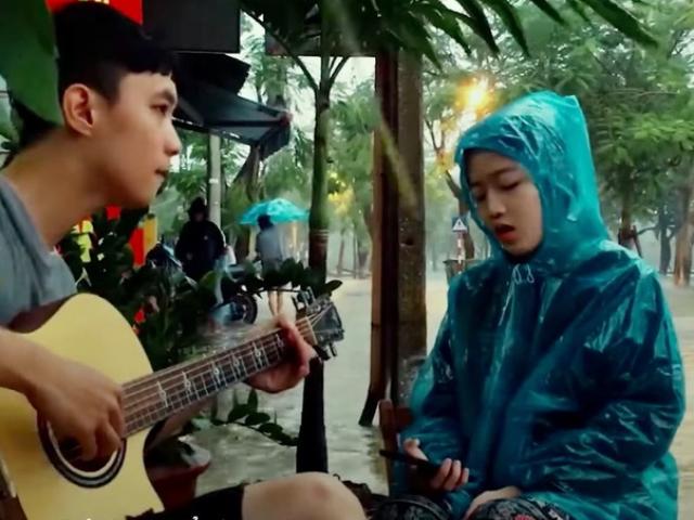 Bạn trẻ - Cuộc sống - Clip: Nữ sinh Huế ngồi đàn hát giữa trời mưa lũ "gây bão"