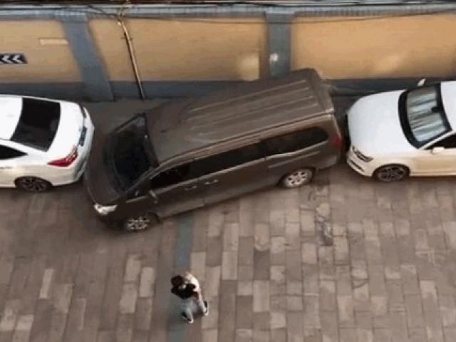 Media - Màn lùi xe thoát khỏi chỗ đỗ siêu hẹp khiến nhiều người bái phục