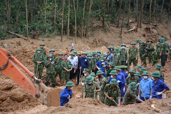 Tìm thấy 13 thi thể của Đoàn công tác tại Khu vực Trạm Quản lý bảo vệ rừng tiểu khu 67, trong đó có 11 quân nhân - Ảnh: Báo Quân đội Nhân Dân