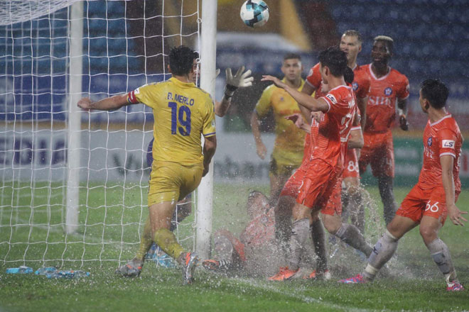 Bi hài V-League: Nam Định - Đà Nẵng quần nhau dưới sân như ruộng vì mưa lớn - 1
