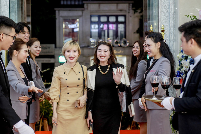 HH Ngọc Hân, DV Thanh Sơn bất chấp trời mưa tới dự lễ khai JK Beauty Center tại Hà Nội - 1