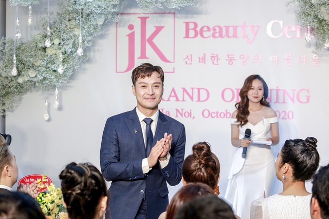 HH Ngọc Hân, DV Thanh Sơn bất chấp trời mưa tới dự lễ khai JK Beauty Center tại Hà Nội - 2