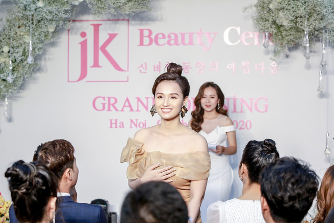 HH Ngọc Hân, DV Thanh Sơn bất chấp trời mưa tới dự lễ khai JK Beauty Center tại Hà Nội - 3