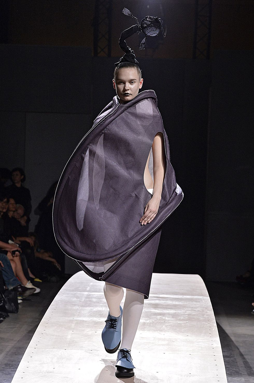 Vì sao thời trang xa xỉ Haute Couture là sự hào nhoáng xa rời thực tế? - 3