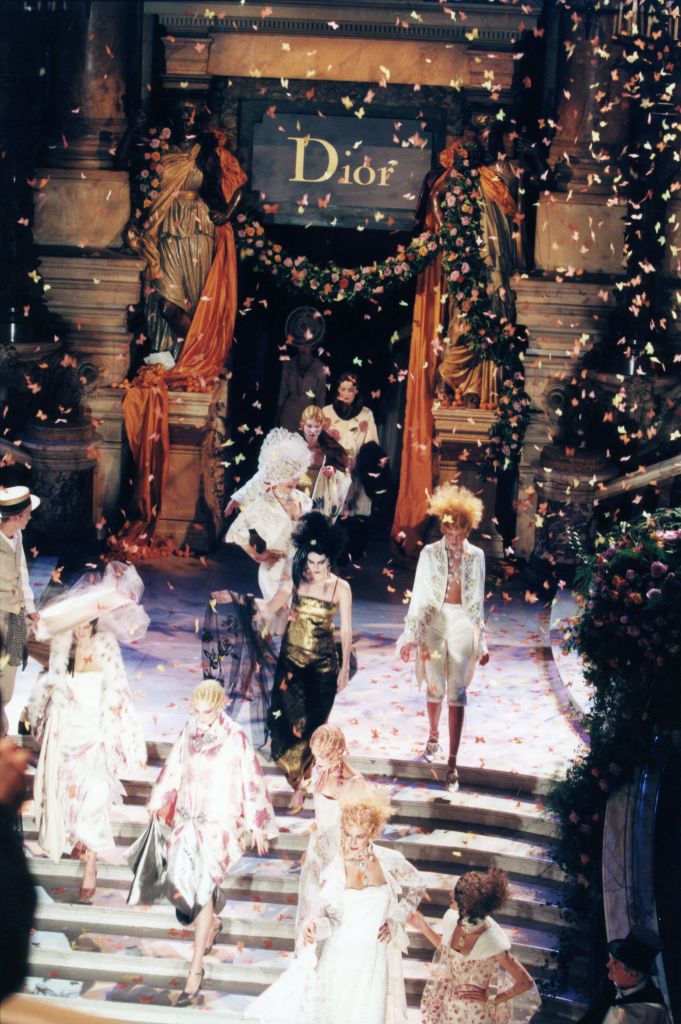 Vì sao thời trang xa xỉ Haute Couture là sự hào nhoáng xa rời thực tế? - 4