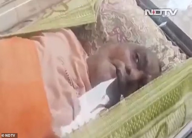 Ông lão 74 tuổi đang nằm trong quan tài lạnh bỗng mở mắt, động đậy khiến gia đình kinh hãi. Ảnh: NDTV
