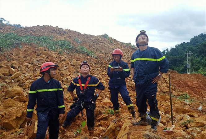 Vụ sạt lở ở thủy điện Rào Trăng 3: Quặn lòng tìm đồng đội - 1