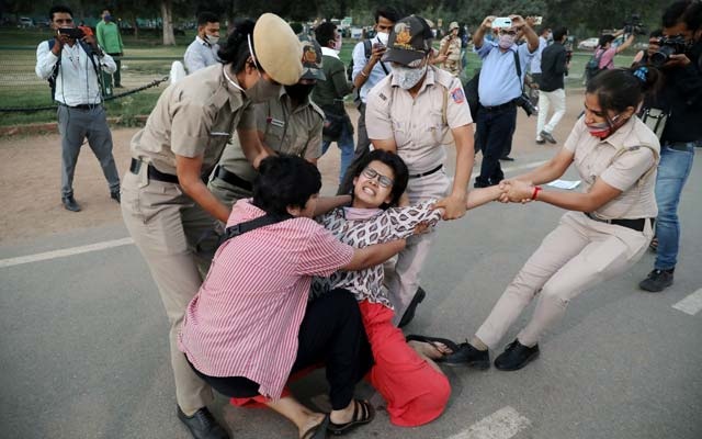 Một người bị cảnh sát bắt giữ hôm 30/9 khi tham gia biểu tình liên quan tới cái chết của một phụ nữ Ấn Độ bị cưỡng hiếp. Ảnh: Reuters