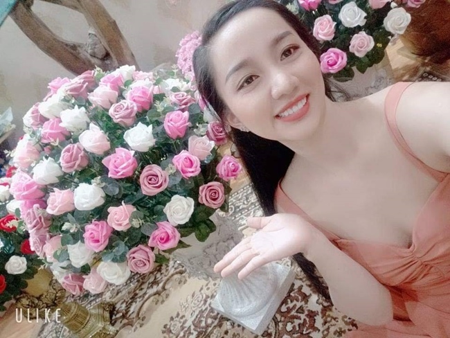 Sau khi kết hôn, vợ Lê Dương Bảo Lâm vẫn tiếp tục công việc bán hoa dù ông xã kiếm được nhiều tiền. Trên trang cá nhân, cô thường xuyên khoe các bó hoa đẹp do chính tay mình thực hiện. Người đẹp 9X nhận được sự ủng hộ của đông đảo người hâm mộ.
