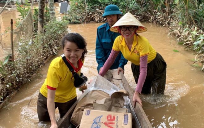 Bị so sánh với Trấn Thành, Trường Giang khi cứu trợ miền Trung, Thủy Tiên nói một câu duy nhất - 6