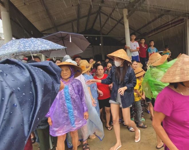 Bị so sánh với Trấn Thành, Trường Giang khi cứu trợ miền Trung, Thủy Tiên nói một câu duy nhất - 3