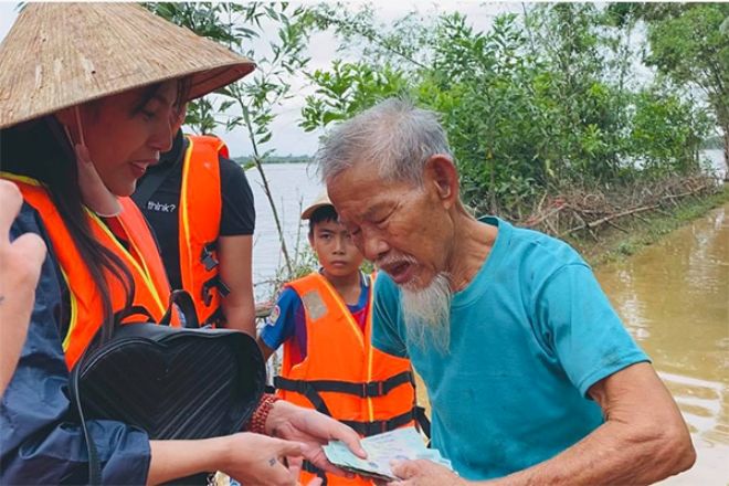 Bị so sánh với Trấn Thành, Trường Giang khi cứu trợ miền Trung, Thủy Tiên nói một câu duy nhất - 4