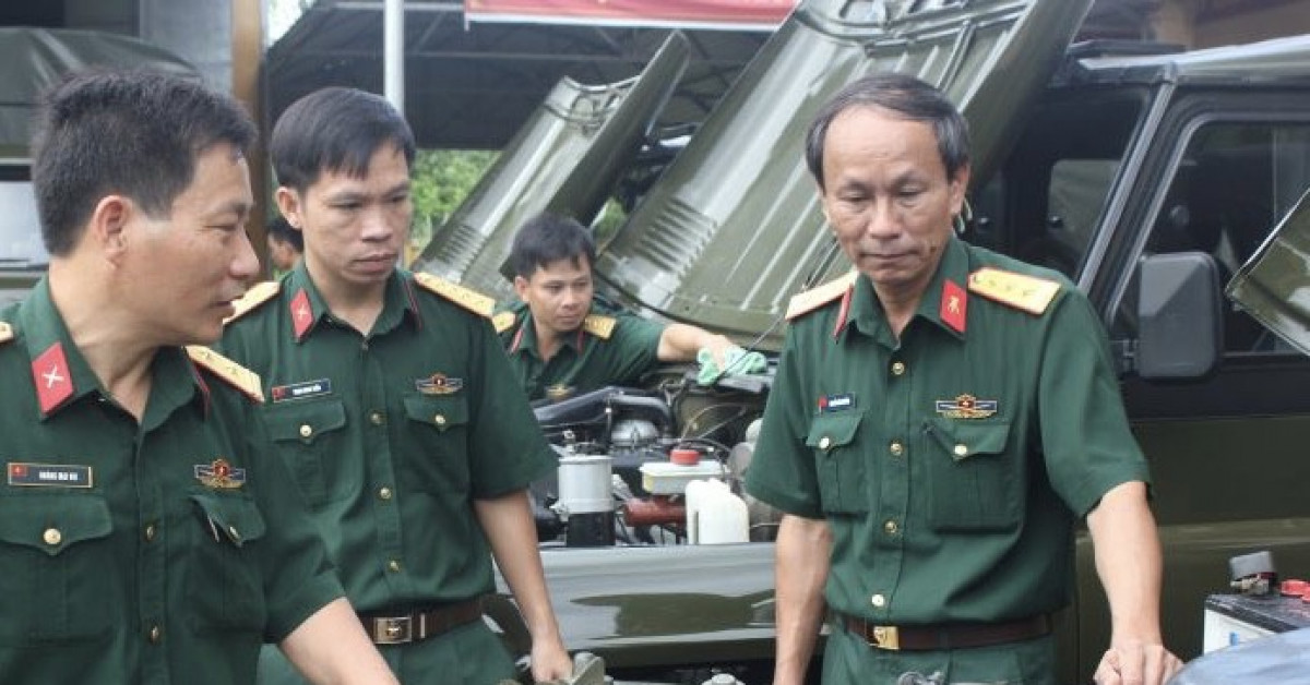 Thượng tá Hoàng Mai Vui (ngoài cùng bên trái) kiểm tra phương tiện kỹ thuật tại Thanh Hóa. Ảnh Thanh Hải - Bộ CHQS tỉnh Thanh Hoá